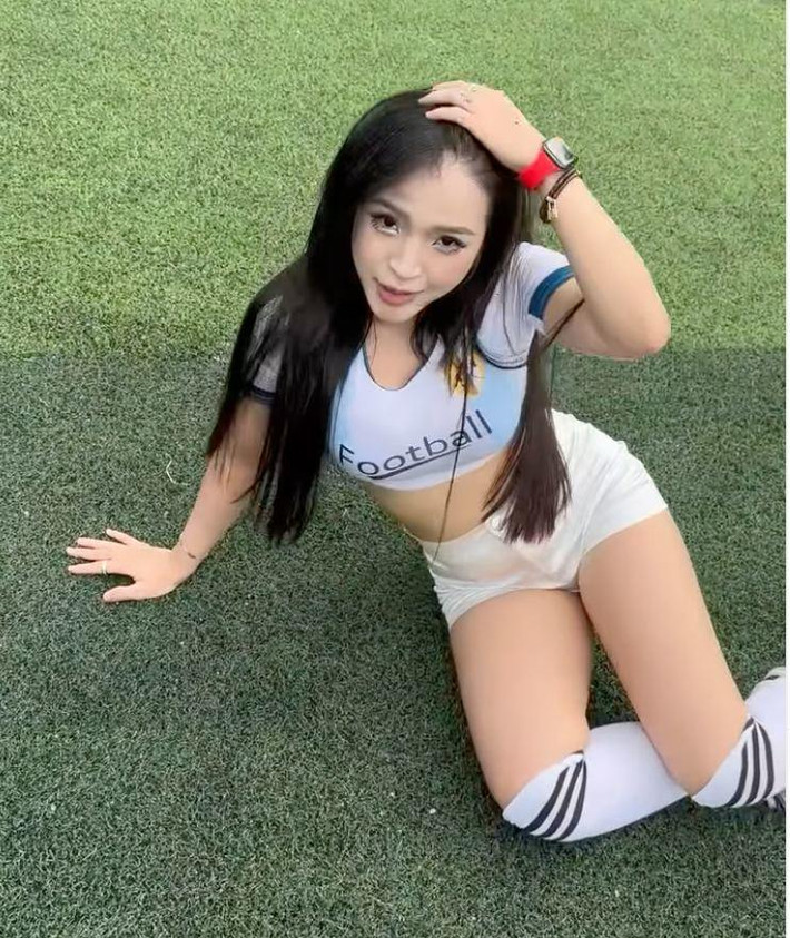 Dù chỉ là tập luyện thể thao nhưng Bảo Trân vẫn ưu tiên trang phục tôn vóc dáng.