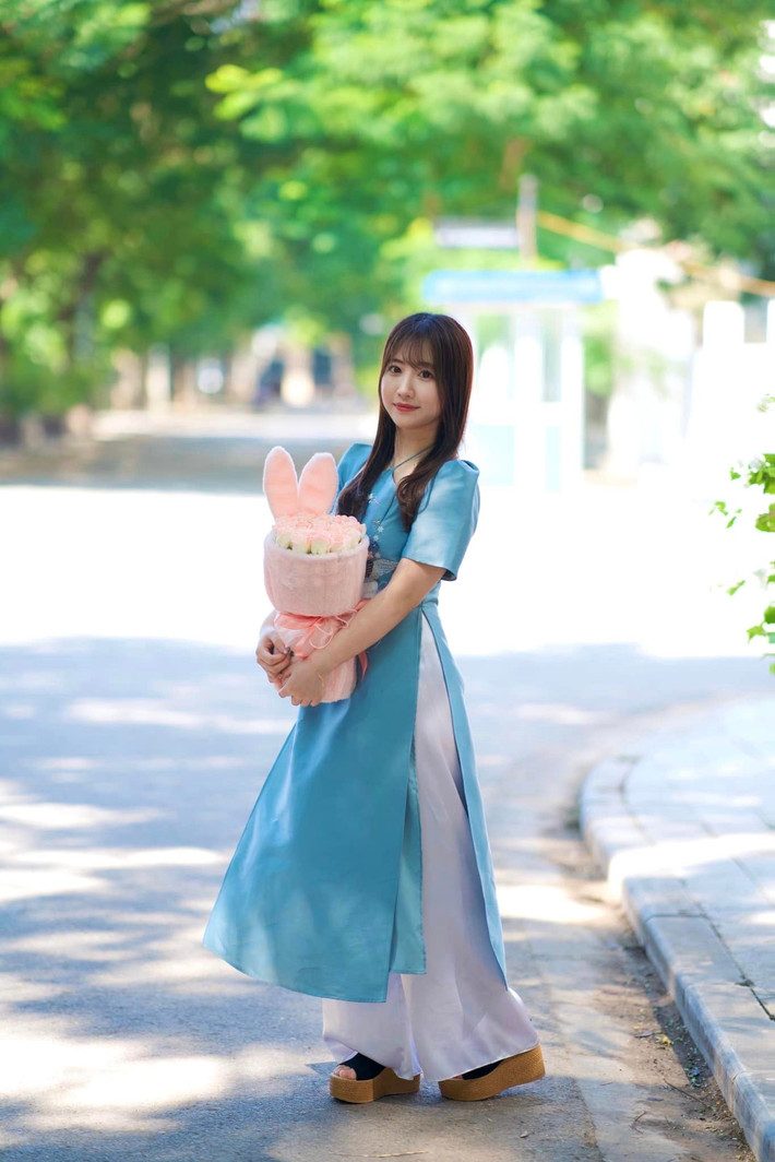 Cô giáo gen Z tên Đinh Sao Mai, sinh năm 1998, hiện đang công tác tại khoa Tiếng Nhật (bộ môn Thực hành tiếng và Ngoại ngữ 2), trường ĐH Hà Nội là cái tên gây chú ý trên MXH thời gian qua.