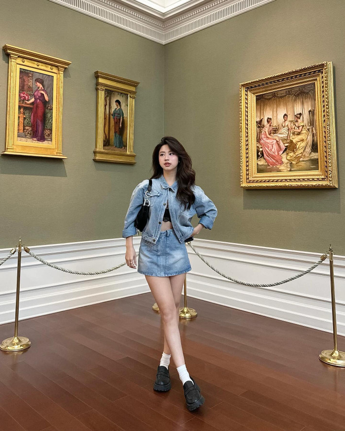 Hàn Hằng (sinh năm 2001, Thanh Hoá) được biết tới với biệt danh " hot girl tạp hoá". Danh xưng này vốn gắn liền với Hàn Hằng từ lâu.