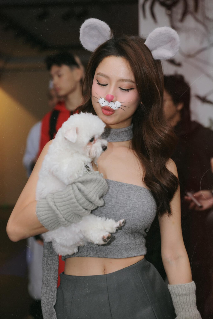 Hot girl Hàn Hằng có chiều cao chỉ 1,65m nhưng may mắn có đường cong đồng hồ cát quyến rũ, nhất là vòng 1 nóng bỏng.
