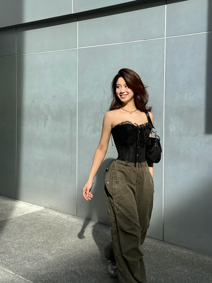 Danh xưng "hot girl tạp hóa" gắn liền với Hàn Hằng từ khi cô từng nổi tiếng vì dính "phốt" PR vô tội vạ. Nhưng những năm gần đây, sắc vóc quyến rũ của cô mới hút sóng mạng.