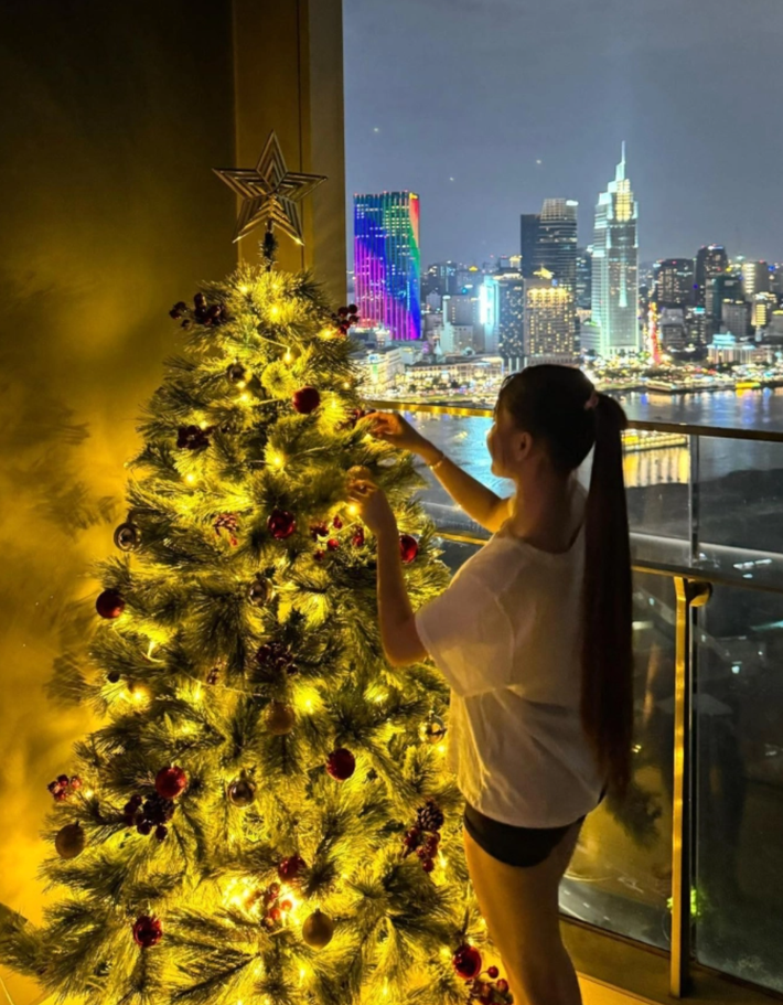 Bạn gái Đặng Văn Lâm - Yến Xuân mới đây cũng chia sẻ khoảnh khắc trang trí cây thông Noel. Khoảnh khắc trang trí cây thông cùng nửa kia không chỉ giúp tổ ấm đẹp hơn mà còn gắn kết tình cảm của cặp đôi này.