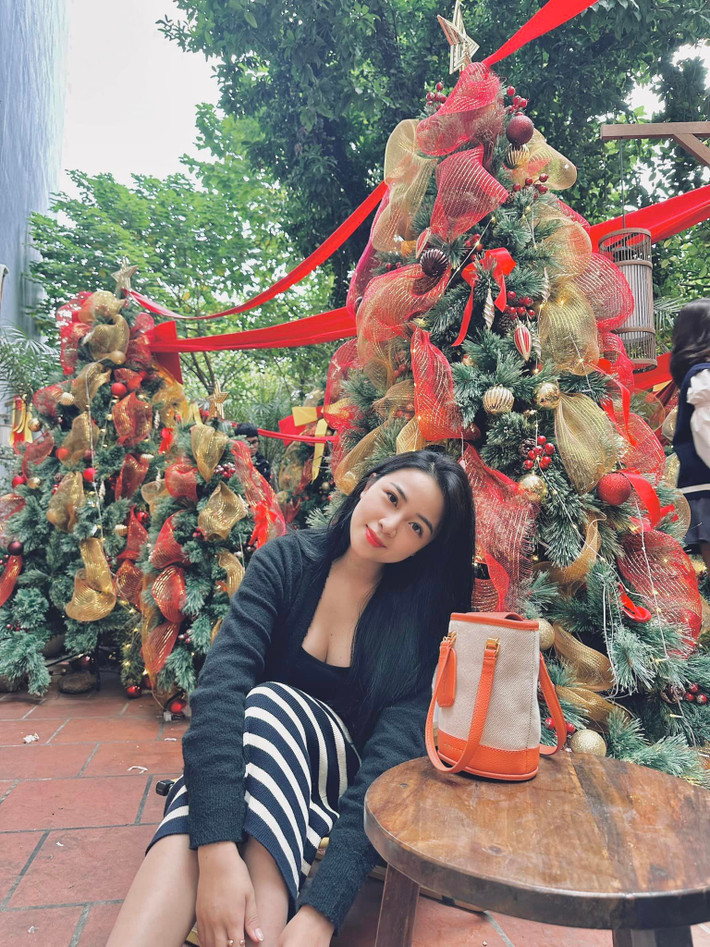 Cô nàng tạo dáng bên cây thông được trang trí rực rỡ.