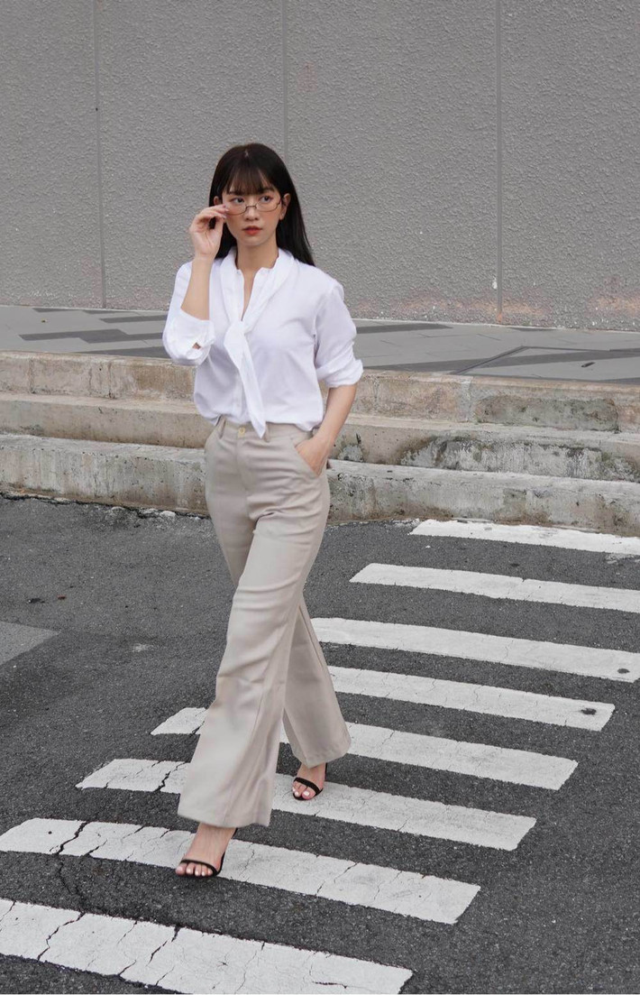 Từ khi trở thành một biên tập viên của kênh truyền hình, những trang phục mà người đẹp mặc thiên về hơi hướng công sở, kín đáo song vẫn khoe được những điểm đẹp hình thể.