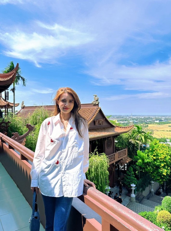 Lê Khánh Chi sinh năm 1989 tại Nghệ An được biết đến là em gái Lê Công Vinh, cô là út trong gia đình có 3 người con.