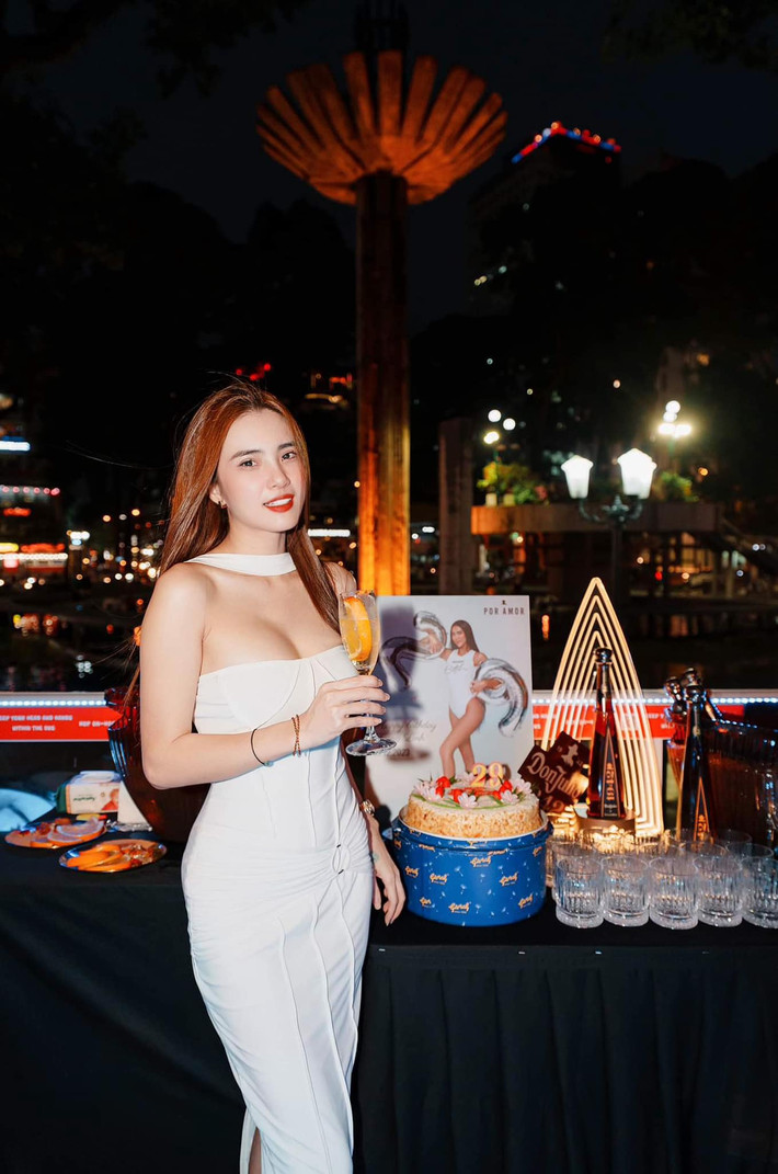 Trên trang cá nhân, Lê Khánh Chi gây chú ý khi chia sẻ bức ảnh đầy quyến rũ kèm dòng trạng thái “thả thính”: “Muốn thấy em say đã khó. Còn níu kéo ai đó , thì chắc chắn không”.