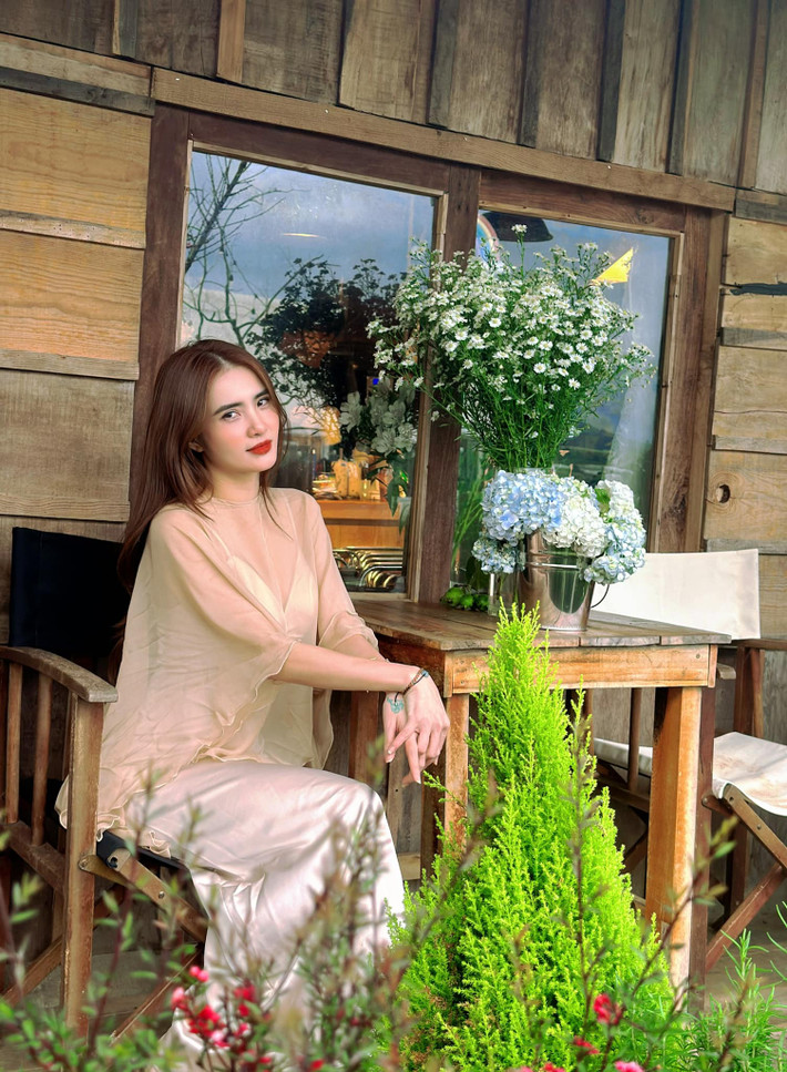 Tưởng chừng như cuộc hôn nhân viên mãn nhưng chẳng lâu sau cô và chồng lại "đường ai nấy đi". Cô trở thành mẹ đơn thân và bắt đầu hành trình nuôi dạy con một mình trong nhiều năm qua.