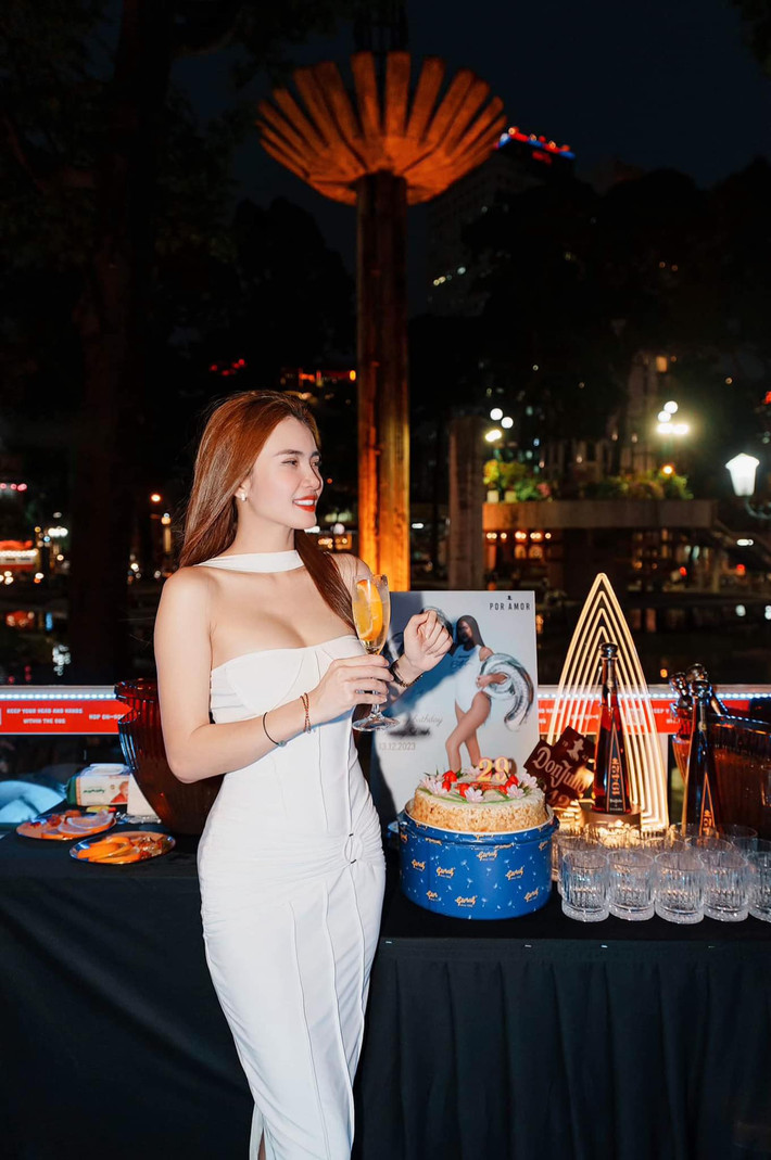 Em gái Công Vinh diện váy trắng bó sát người, để hở nửa vòng một căng tràn gợi cảm.