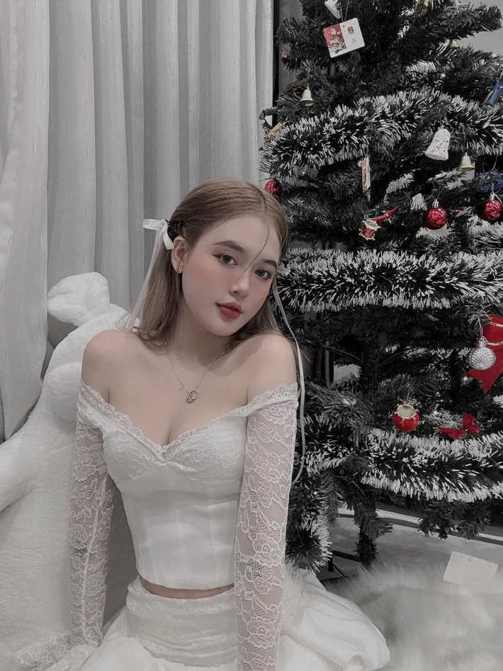Mới đây, vợ Vũ Tiến Long - Diễm Quỳnh đăng tải loạt ảnh vô cùng nóng bỏng bên cây thông Noel.