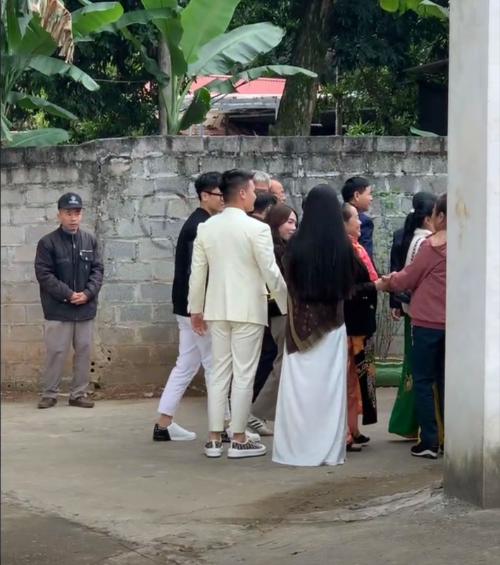 Vợ sắp cưới Quang Hải diện áo dài trắng truyền thống thướt tha, có mặt trước cổng tiếp đón gia đình nhà trai chu đáo.