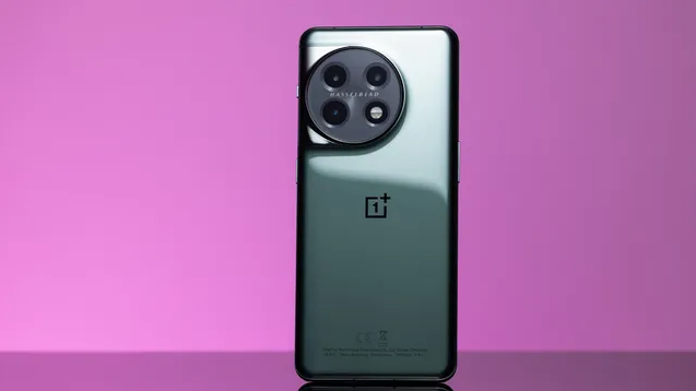 5. OnePlus 11: Mạnh mẽ, có khả năng xử lý tốt và sạc nhanh 100W, là lựa chọn tốt với giá phải chăng hơn nhiều so với các flagship khác.