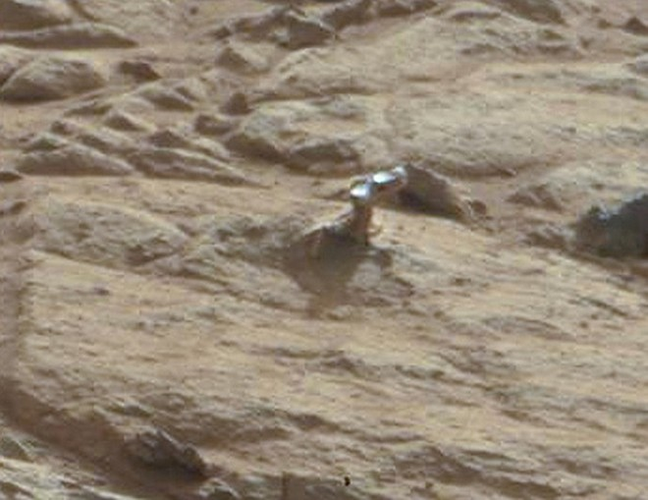 Hiệp hội Hành tinh (Planetary Society) giải thích đây thực chất chỉ là ảo ảnh quang học, một ví dụ tuyệt vời của pareidolia (trí não con người có xu hướng gán những hình mẫu quen thuộc với hình dạng hoặc âm thanh ngẫu nhiên).