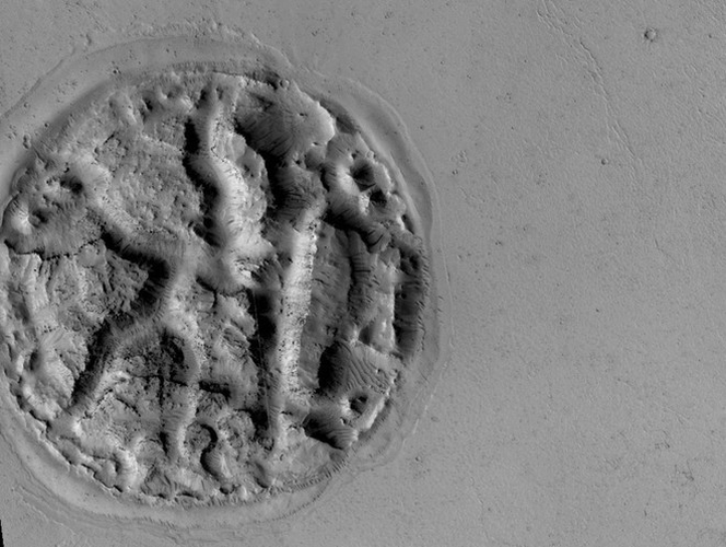 Hình ảnh trên được chụp bởi Tàu vũ trụ Mars Reconnaissance Orbiter của NASA vào cuối năm 2014. Nó là một hòn đảo rộng 2 km có hình chiếc bánh quế kỳ lạ trên sao Hỏa. Hòn đảo có thể hình thành do dòng nham thạch phun trào từ dưới bề mặt và đông cứng lại.