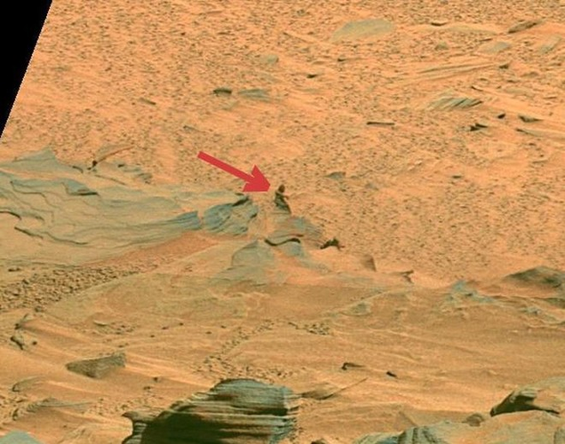 Tàu thăm dò sao Hỏa của NASA mang tên Spirit chụp lại hình ảnh trên vào năm 2007. Trông nó giống như bóng người đang đi bộ. Nhiều người cho rằng, tảng đá có hình một phụ nữ do người ngoài hành tinh tạo ra.