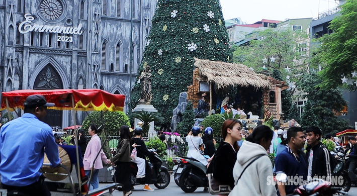 Dù Noel còn hơn 10 ngày nữa nhưng những ngày này lượng du khách đổ về Nhà thờ Lớn rất đông để chụp ảnh, hoà mình vào không khí Noel sớm.