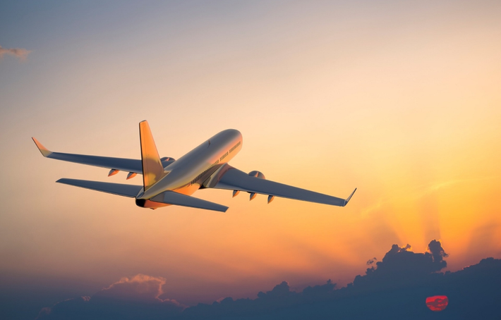 Giải thích của Simple Flying - một website uy tín hàng đầu thế giới về hàng không cho biết, áp suất không khí khác biệt giữa phía trên và phía dưới cánh tạo ra lực nâng.