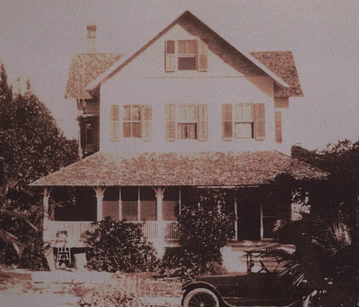 2. Riddle House - Mỹ: Ngôi nhà tang lễ ở Florida, Mỹ, nổi tiếng với các hiện tượng kỳ bí và hồn ma của một người hầu. Joseph, nhân viên cũ của nhà Riddle, được cho là đã treo cổ trên gác mái và tấn công những người đàn ông bước lên đó.