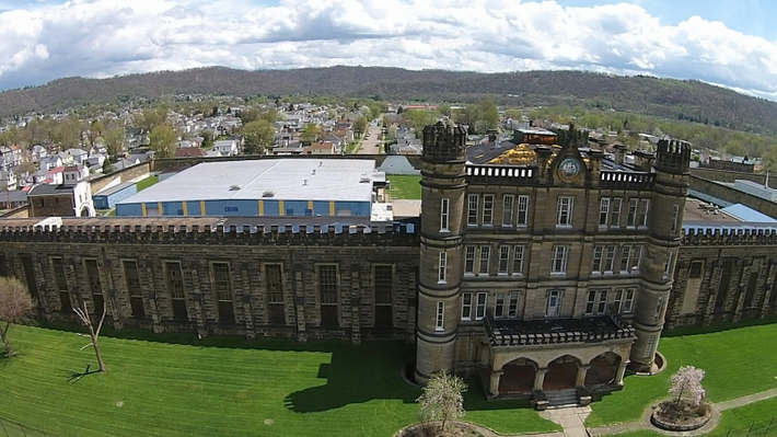 3. Nhà tù Moundsville - Mỹ: Nhà tù ở West Virginia, xây dựng từ năm 1876 đến 1995, nơi có hàng nghìn người tù chết. Nhiều bóng ma nổi tiếng, trong đó có Shadow Man. Người ta tổ chức các tour săn ma vào ban đêm cho du khách.