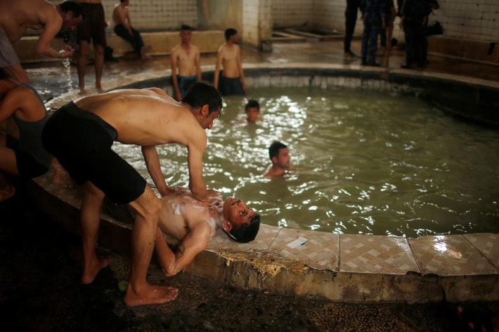 Những người dân Mosul tắm táp ở bể bơi. Ảnh Reuters
