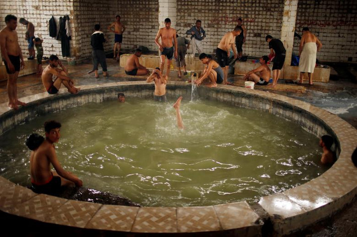 Còn đây là hình ảnh bể bơi nước nóng bên trong nhà. Ảnh Reuters