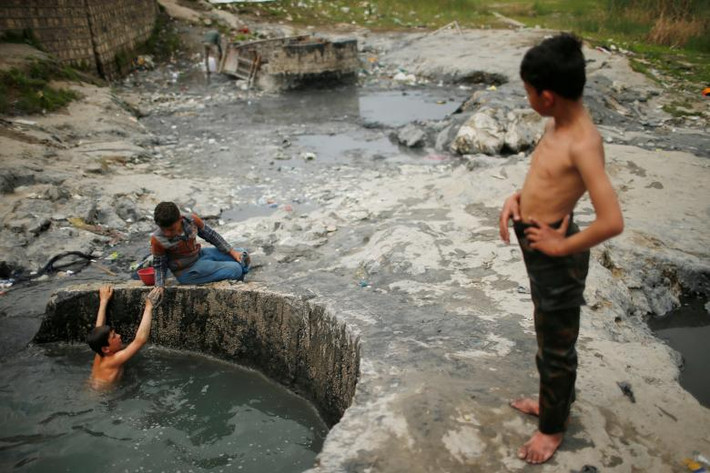 Niềm vui thích nhỏ nhoi của lũ trẻ ở phía nam thành phố Mosul. Ảnh Reuters