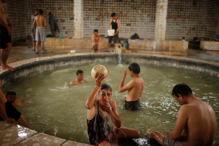 Cảnh người dân Mosul tắm nước nóng đã quay trở lại sau khi IS bị đánh bật khỏi nơi đây. Ảnh Reuters