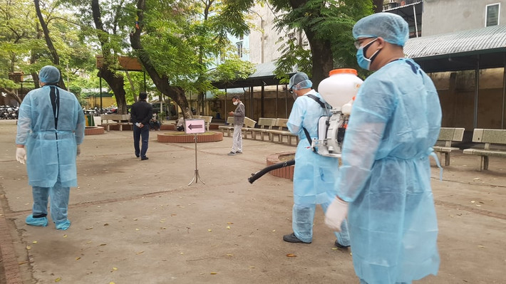 Khu vực xét nghiệm nhanh COVID-19 được phun thuốc khử trùng để bảo vệ an toàn cho người đến tại đây. Nhiều tỉnh, thành thông báo có người trốn khỏi khu cách ly. (Nguồn: Kênh VTC9)