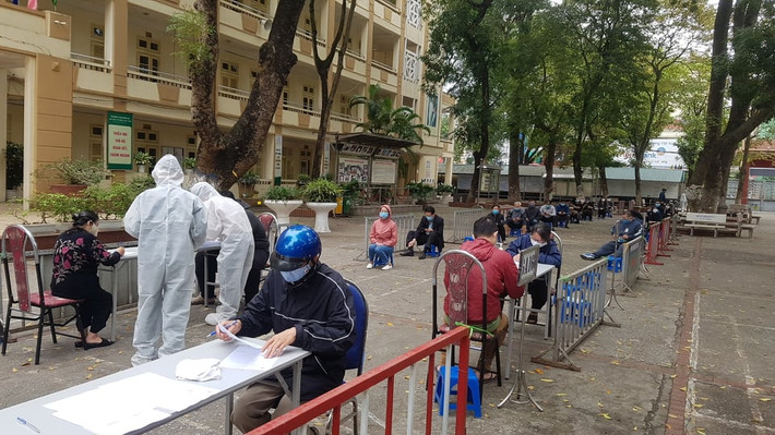 Mỗi người giữ khoảng cách an toàn là 2m, khử trùng trước khi vào làm xét nghiệm COVID-19.