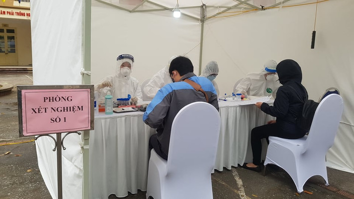Tại khu vực xét nghiệm nhanh gồm có khu vực khai báo, phòng xét nghiệm và phòng trả kết quả.