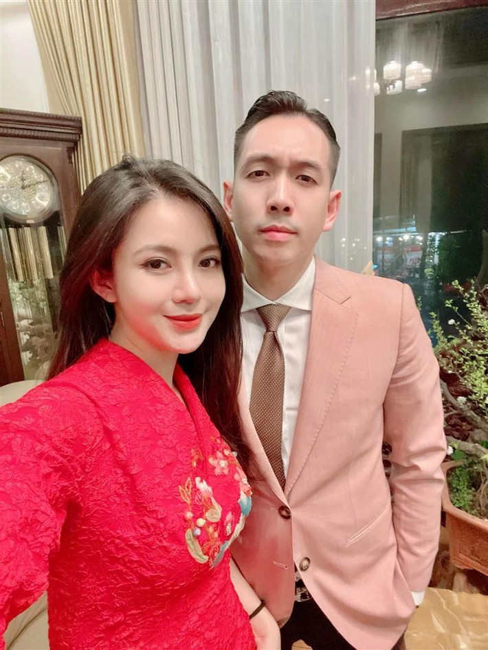 Trong một vài hình ảnh trước đó có thể thấy căn biệt thự của Tú Linh có khoảng sân rộng, thiết kế gọn gàng để có chỗ cho 2 thiên thần nhỏ của cô vui chơi.