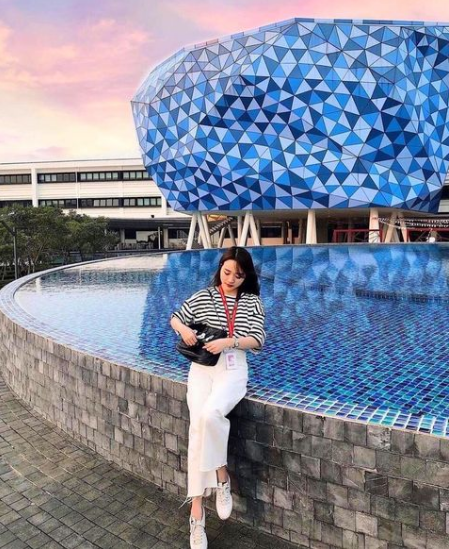 Theo đó, trên mạng xã hội xuất hiện những bức ảnh ghi lại khoảnh khắc vợ Xuân Trường chụp ảnh cùng gia đình, đáng chú ý hơn cả là hành động Nhuệ Giang lấy tay đỡ chiếc bụng lùm lùm của mình.