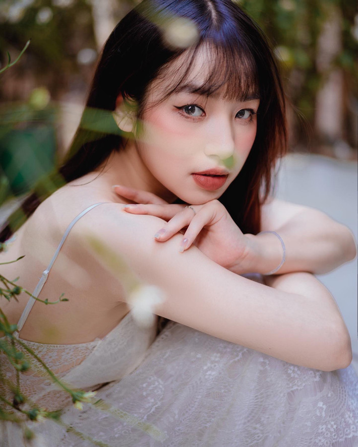 Dù sở hữu thần thái sắc lạnh nhưng Hồng Sang ngoài đời lại vô cùng hòa đồng và vui tính.