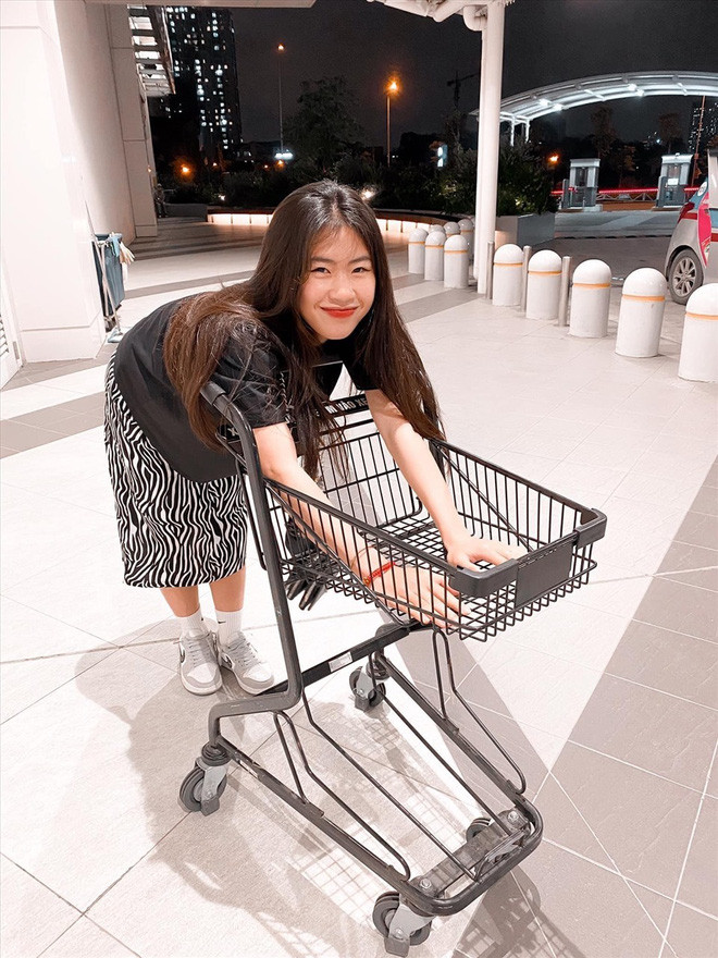 Thanh Nhã sở hữu chiều cao vượt trội, nhan sắc "rất gì và này nọ" được rất nhiều người hâm mộ tìm "in4".