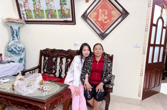 Đính kèm hình ảnh, nữ cầu thủ chia sẻ: "Sau 2 tháng xa nhà, xa quê hương, cuối cùng cũng được gặp gia đình, gặp mẹ... lời nào diễn tả nổi cảm xúc này".