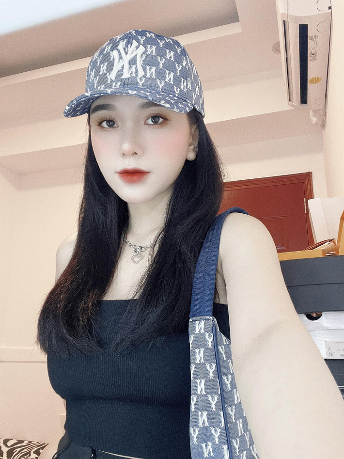 Những khi có thời gian rảnh rỗi, Gia Hân thường xuyên đến sân để theo dõi và cổ vũ Hoàng Đức thi đấu.