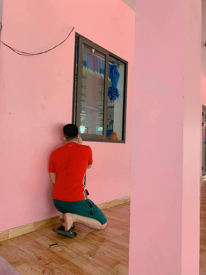 Với các bậc cha mẹ thì cảm xúc lần đầu đưa con tới lớp hẳn là không thể nào quên. Ảnh: Tổng hợp