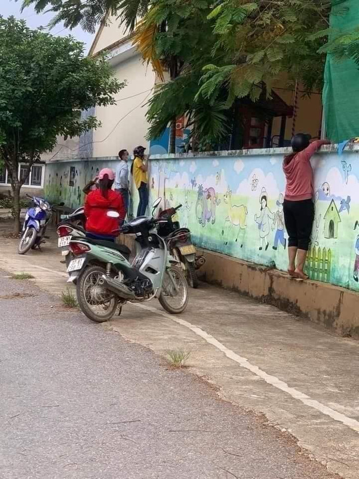 Chứng kiến những khoảnh khắc này ai nấy đều vừa thương vừa buồn cười.