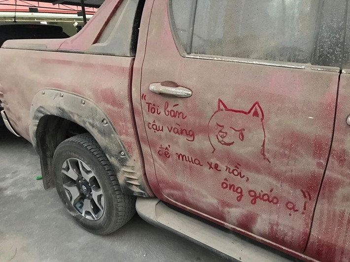 Chiếc xe bám bụi này được khắc họa lên tác phẩm cậu vàng một cách hài hước.