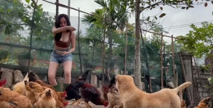 Bà Tưng vẫn mặc đồ mỏng manh với phần cổ xẻ sâu.