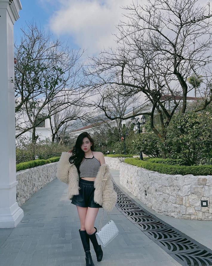 Bên cạnh vai trò là mẫu lookbook cho các cửa hàng thời trang, Khánh Ngọc cũng nhận quảng cáo cho nhiều nhãn hàng trên trang cá nhân nhằm cải thiện thu nhập hàng tháng.