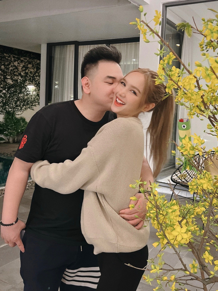 Từ khi kết hôn với Xemesis, cô nàng càng được chú ý hơn.