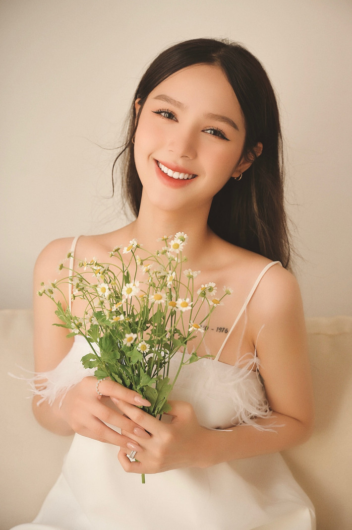 Được cho là “tượng đài nhan sắc" của các hot girl mạng hiện nay, Xoài Non sở hữu khuôn mặt hoàn hảo với V-line thon gọn, ngũ quan "lai Tây" cực kỳ nổi bật.
