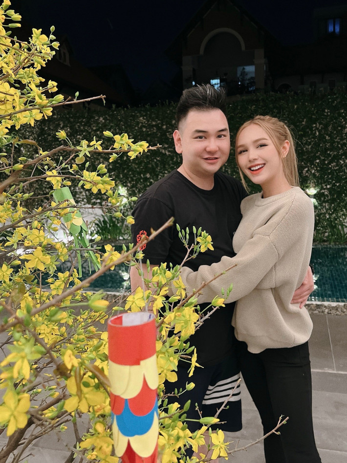 Dù sống cùng người chồng giàu có, thế nhưng Xoài Non vẫn chăm chỉ làm việc, cô thường PR cho các nhãn hàng, làm diễn viên đóng MV,...