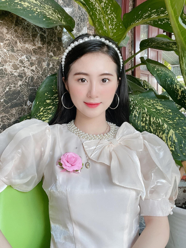 Bên cạnh việc học, Nhật Vy cũng là gương mặt người mẫu ảnh, quảng cáo có lượt tương tác mạng xã hội ổn định.