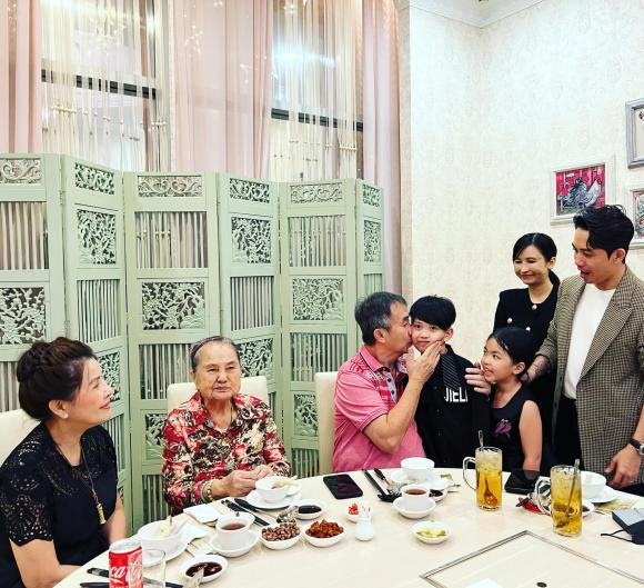 Mới đây đại gia Minh Nhựa đã đăng tải loạt khoảnh khắc đáng nhớ của gia đình khi mừng sinh nhật bố ruột.