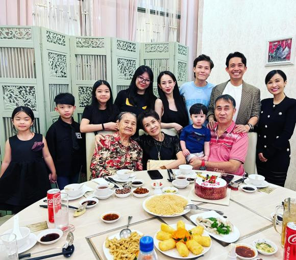 Điều đặc biệt trong những hình ảnh chụp kỷ niệm là vợ hai Minh Nhựa và các con cũng có mặt.