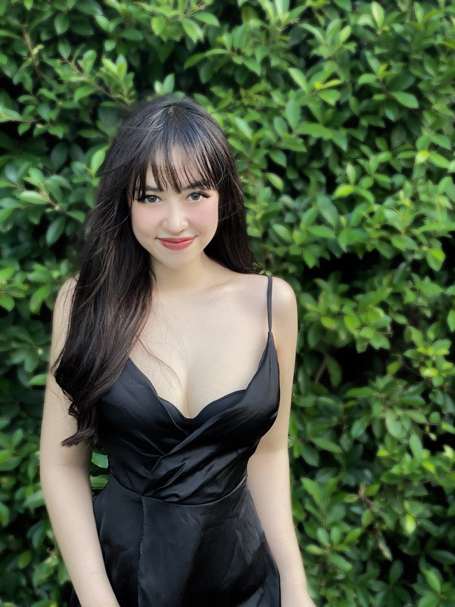 Theo đuổi gu ăn mặc táo bạo nên mỗi bức hình Trúc Quỳnh chia sẻ trên Facebook hay Instagram đều thu hút hàng nghìn lượt “thả tim”.