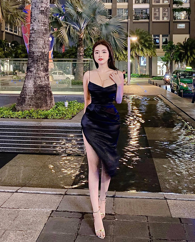 Bảo Trân sở hữu gương mặt đẹp và vóc dáng bốc lửa. Cô nàng có số đo ba vòng lý tưởng: 94-62-98 (cm).