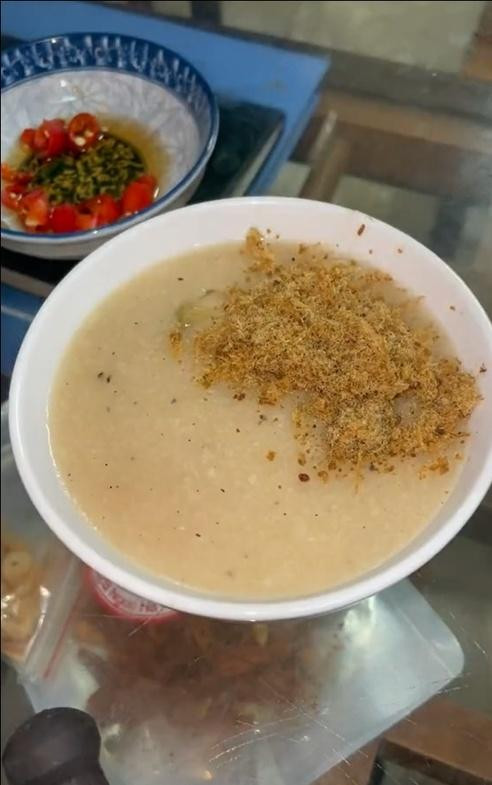 Cuối cùng chỉ cần nêm nếm thêm gia vị cho vừa miệng rồi cho topping như thịt gà, giò chả, ruốc,... đã chuẩn bị là có thể thưởng thức.