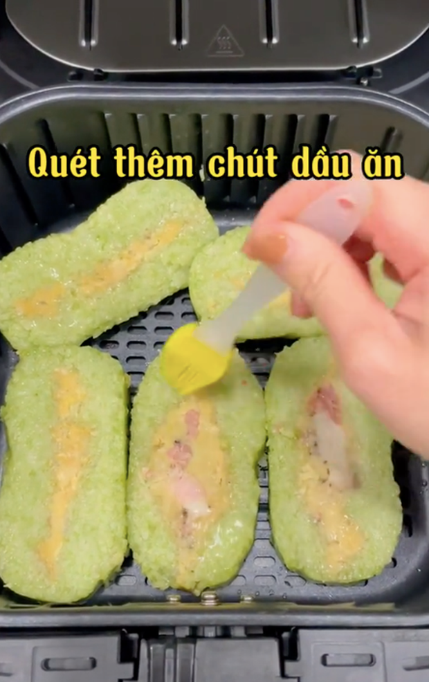 Sau khi bóc bánh chưng cắt miếng bỏ vào nồi, để nhiệt độ 180 độ - 20 phút hoặc 200 độ - 15 phút nếu bạn muốn ăn giòn hơn.
